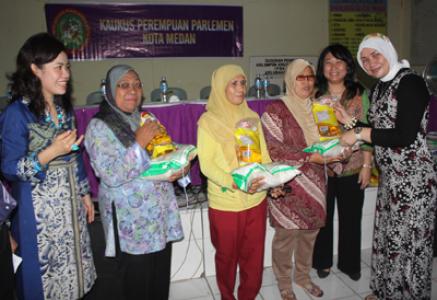 Kaukus Perempuan Parlemen Kota Medan Bagikan Sembako dan Pengobatan Gratis